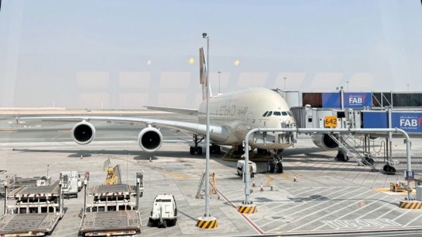 北京妈妈带着双胞胎女儿凌晨抵达曼谷！首批滞留中国游客成功撤离中东