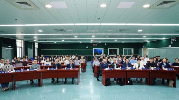 上海财大举行一季度宏观经济专题研讨会