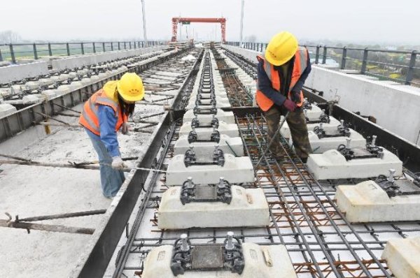 毫厘之间筑通途——阜淮城际铁路无砟轨道施工现场见闻
