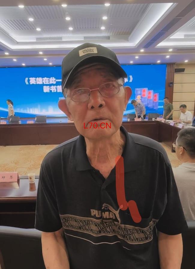 烈士邱建军的父亲出席新书首发式 缅怀平凡而伟大之子