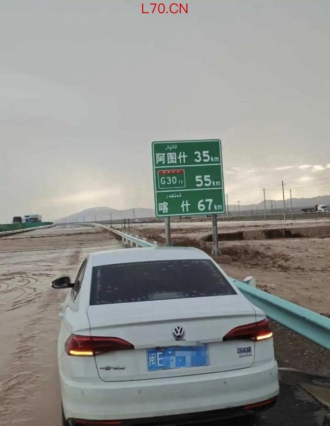塔克拉玛干沙漠边缘地带现洪水