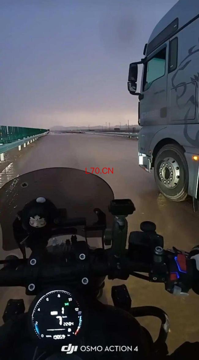 塔克拉玛干沙漠边缘地带现洪水 罕见暴雨致高速受阻