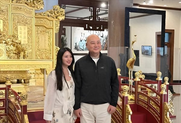 陈丽华去世2个月, 迟重瑞和年轻女手挽手出行, 容光焕发心情很好