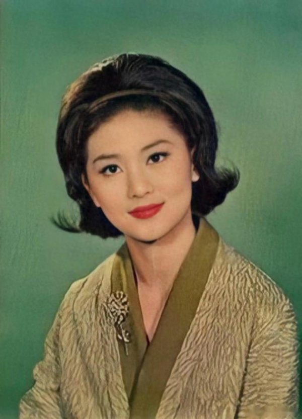 “港剧第一贵妇”苗金凤于今日下午3时去世, 享年80岁, 凭电影《双凤仇》一举成名, 还曾出演《妙手仁心》《第三类法庭》《一水隔天涯》等